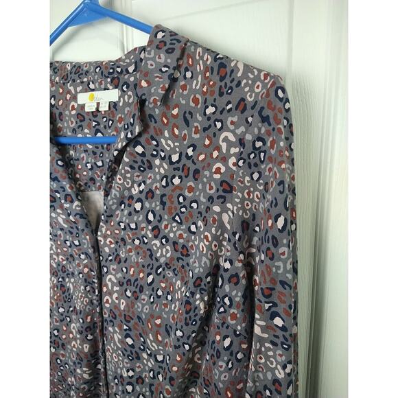 Boden Woman 8P Blouse Leopard Gray V Button Front Long Sleeve - Picture 2 of 11